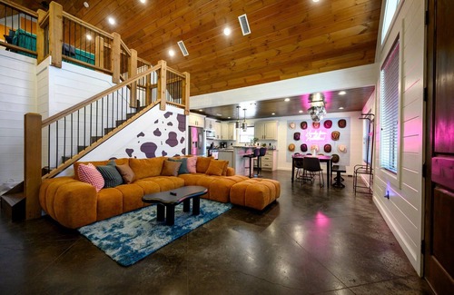 Hochatown Cabin | 2-Cabin Retreat| Pool Table | Hot Tubs | Mini Golf