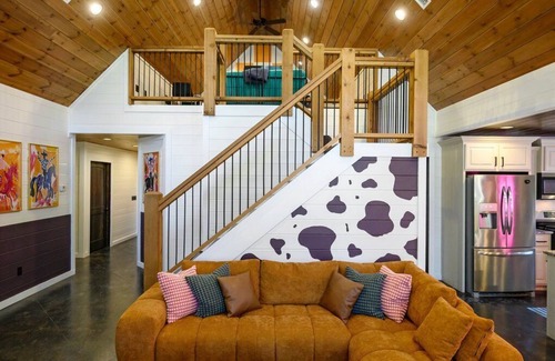 Hochatown Cabin | 2-Cabin Retreat| Pool Table | Hot Tubs | Mini Golf