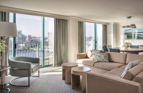 Downtown Jacksonville Hotel | 2 Connecting Suites at a 4⭐️ Hotel