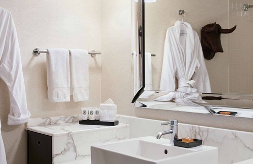 Glencoe Hotel | 2 Connecting Suites at a 4⭐️ Hotel