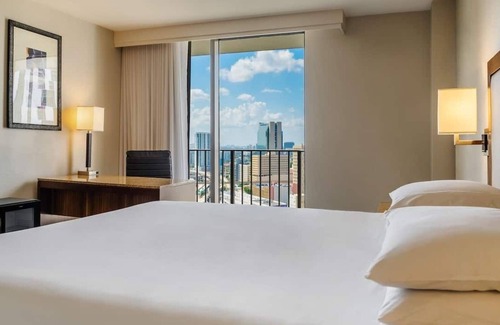 Downtown Miami Hotel | 2 Connecting Suites at a 4⭐️ Hotel