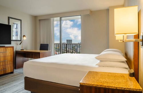Downtown Miami Hotel | 2 Connecting Suites at a 4⭐️ Hotel
