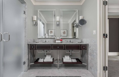 Rush and Division Hotel | 2 Connecting Suites at a 5⭐️ Hotel