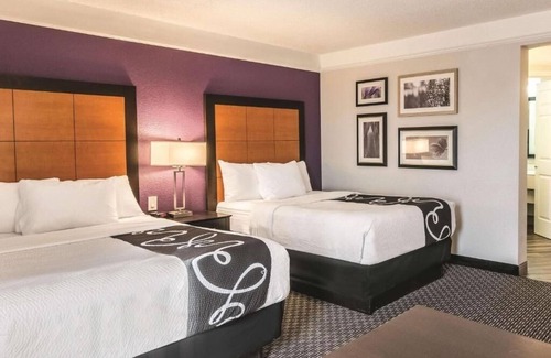 Airport North House | 2 Convenient Rooms w/Breakfast + Complimentary Shuttle | Onsite Pool