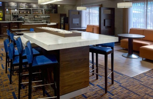 Woburn House | 2 Convenient Units! FREE Parking, Pets Allowed, Close to Burlington Mall!