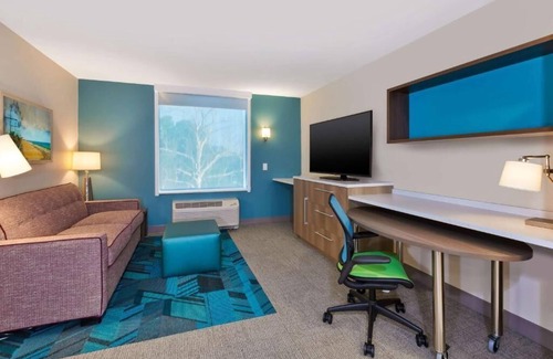 Wilmington Hotel | 2 Convenient Units! Outdoor Pool, Pets Allowed, FREE Breakfast and Parking!