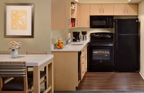 Somerset Hotel | 2 Convenient Rooms, Seasonal Swimming Pool, Full Kitchen!