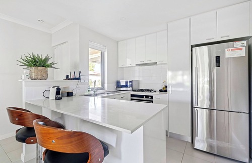 Cloverdale Apartment | 2 Conveniently Quiet Cloverdale 2BR 2BA Parking