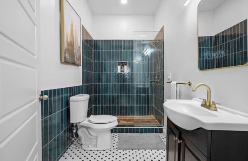 East Allegheny House | 2 Day Flash Sale Huge Downtown Pittsburgh Home Luxe Bedrooms and Baths Sleeps 14