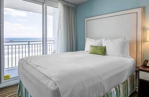 Daytona Beach Shores Hotel | 2 Daytona SeasBreeze Resort, Pool, Hot Tub