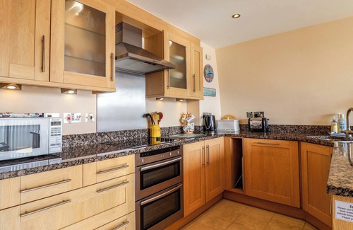 West Bay Cottage | 2 DRIFTWOOD, family friendly, country holiday cottage in West Bay