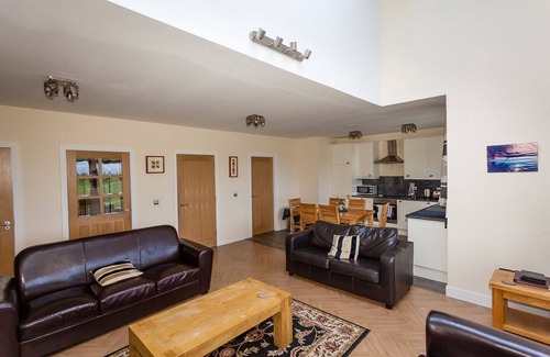 Linlithgow Apartment | 2 Eden Cottage - sleeps 8 guests in 3 bedrooms