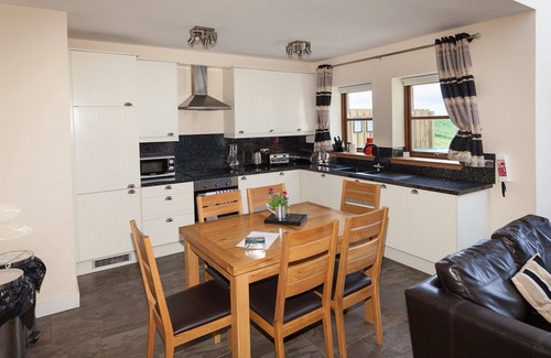 Linlithgow Apartment | 2 Eden Cottage - sleeps 8 guests in 3 bedrooms