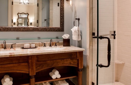 Mount Berry Hotel | 2 Elegant Accommodations in Nature's Embrace! Outdoor Pool, Pets Allowed!