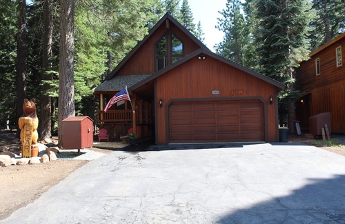 Truckee House | 2 family +; dog friendly retreat; HOT TUB; 4bed, 2 bath; well stocked kitchen.