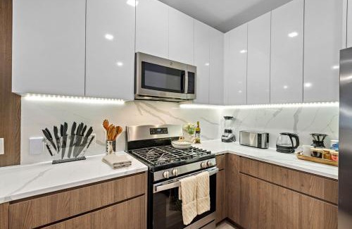 Central Business District Apartment | 2 Free Parking, Gym, Pool Table, NYC 30min, EWR 10min