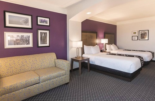 Arlington Hotel | 2 Full Beds w/Sleeper Sofa, La Quinta Inn, Free Shuttle to Six Flags, 2 Units