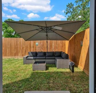 OST - South Union House | 2 Homes in 1 Duplex Walk to NRG and Med Ctr Sleeps 14-20