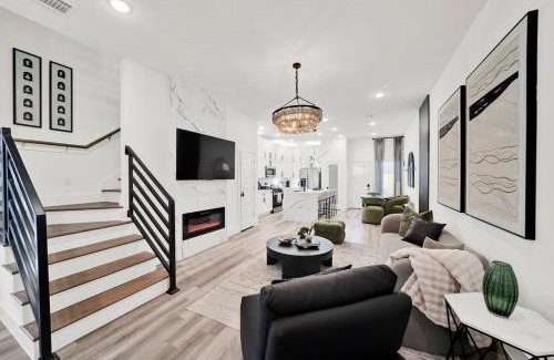 OST - South Union House | 2 Homes in 1 Duplex Walk to NRG and Med Ctr Sleeps 14-20