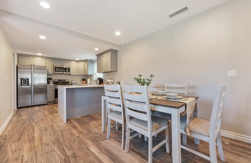 Linda Vista House | 2 Homes in 1! | Sleeps 18 | 10 Min to Zoo & Beach