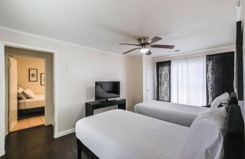 Shady Acres House | 2 Homes In Houston Heights 65 Rooms Sleeps 16
