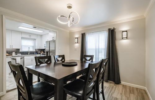 Shady Acres House | 2 Homes In Houston Heights 65 Rooms Sleeps 16