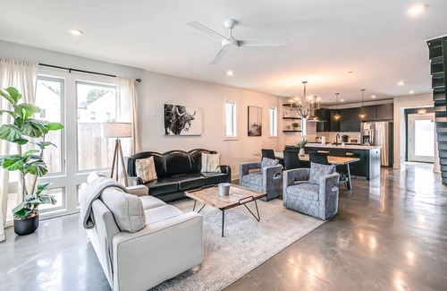 East Nashville House | 2 Homes Side by Side , Sleeps 24- Mins to Broadway