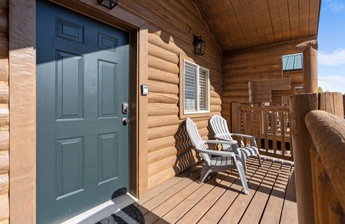 St. Charles Cabin | #2 Jeep Cabin, Newly Remodeled! AC! New Beds! Sleeps 4