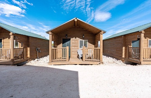 St. Charles Cabin | #2 Jeep Cabin, Newly Remodeled! AC! New Beds! Sleeps 4