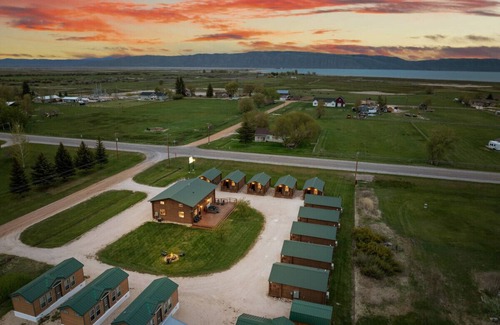 St. Charles Cabin | #2 Jeep Cabin, Newly Remodeled! AC! New Beds! Sleeps 4
