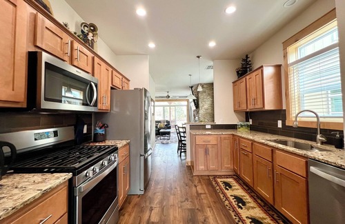 Granby Cabin | 2 Kg Beds+ Walk to Ponds, Pool, Hot tub&River. Short Drive to RMNP & Winter Park