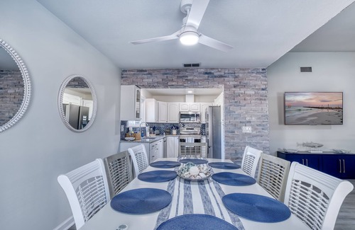 Whitfield House | 2 King bed, heated pool, game room, close to SRQ