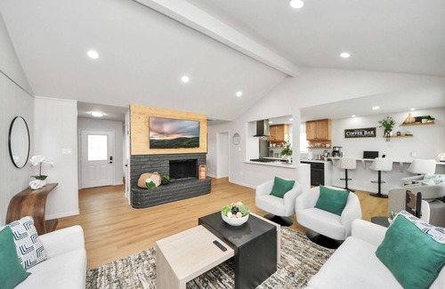 Barker House | 2 King Beds I Coffee Bar/Lounge I SUPER Fast WiFi