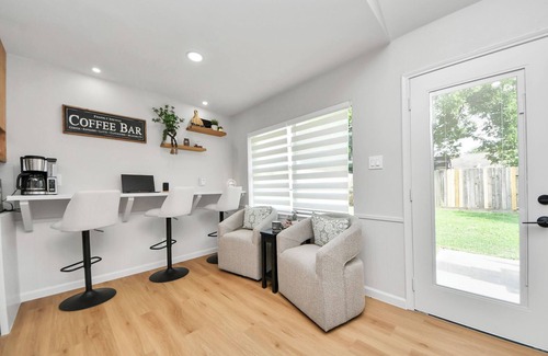 Barker House | 2 King Beds I Coffee Bar/Lounge I SUPER Fast WiFi