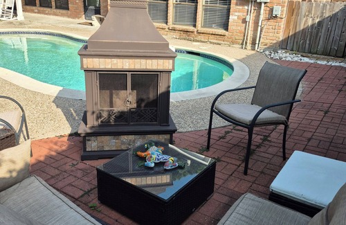 Houston House | 2 King Beds, Swimming Pool, 5TV's, Pool Table, BBQ Grill, Gym Access, Fire pit