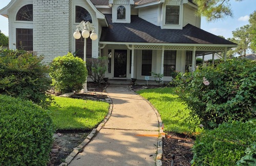 Houston House | 2 King Beds, Swimming Pool, 5TV's, Pool Table, BBQ Grill, Gym Access, Fire pit