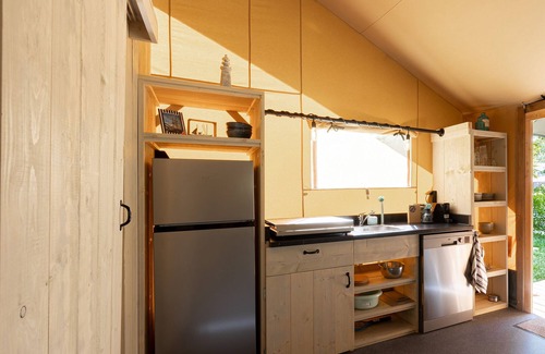 Sille-le-Philippe Cabin | 2 Lodge tents, "safari tent" inspiration, wood and canvas, side by side, 12 pers.
