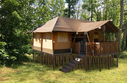 Sille-le-Philippe Cabin | 2 Lodge tents, "safari tent" inspiration, wood and canvas, side by side, 12 pers.