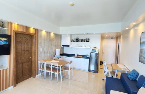 Lapu-Lapu Condo | 2 Luxury 1 BR Condos next to each other/2pools-Gym- amazing ocean-views