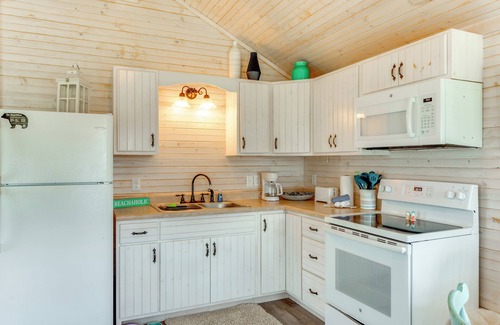 Carrabelle Cottage | 2 Mi to Carrabelle Beach: Home w/Yard & Porch