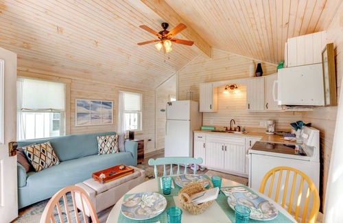 Carrabelle House | 2 Mi to Carrabelle Beach: Home w/Yard & Porch