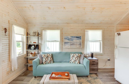 Carrabelle House | 2 Mi to Carrabelle Beach: Home w/Yard & Porch