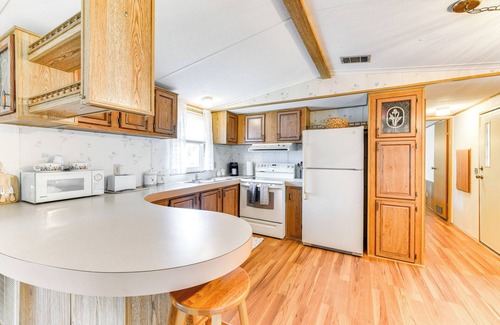 Ellenton Cottage | 2 Mi to Ellenton Outlets: Home w/Community Perks!