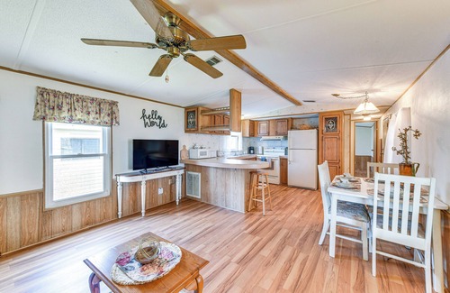 Ellenton Cottage | 2 Mi to Ellenton Outlets: Home w/Community Perks!