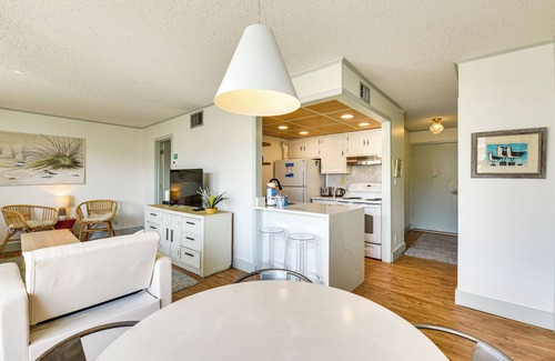 Holiday Isle Condo | 2 Mi to HarborWalk Village: Cozy Condo w/Balcony