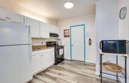 Downtown Hollywood Cottage | 2 Mi to Ocean: Hollywood Beach Bungalow w/Patio