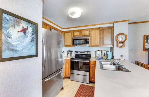 Snowshoe House | 2 Mi to Snowshoe Resort: Townhome w/Deck!