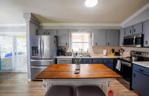 Ocala House | 2 Miles from WEC with 2 Paddocks + King Bed!