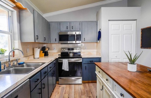 Ocala House | 2 Miles from WEC with 2 Paddocks + King Bed!