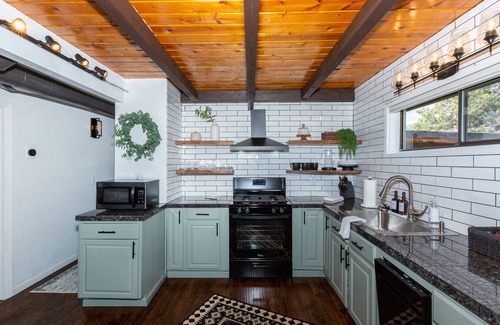 Prescott Heights Cabin | 2 miles to downtown Whiskey Row! Cozy Boulder Cabin is family friendly with spa!